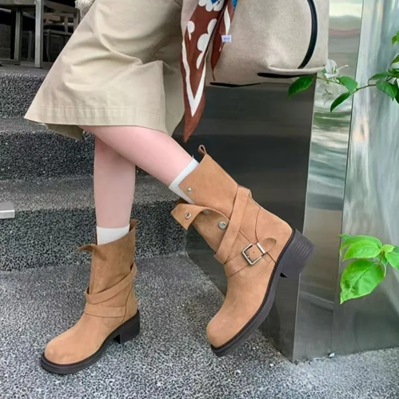 

2025 Новые женские ботинки средней длины в стиле ретро, новые модные ботинки с кожаным ремнем и пряжкой на квадратном каблуке, осенние и зимние ботинки высокого качества