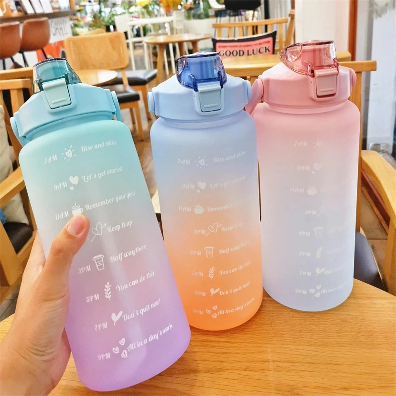 2L Outdoor Große Kapazität Sport Wasser Flasche Kreative Kunststoff Tasse Bounce Abdeckung Outdoor Auslaufsicher Stroh Tasse mit Zeit Marker