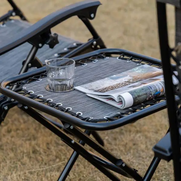 Conjunto de cadeiras Outsunny Zero Gravity com mesa lateral, cadeira reclinável dobrável com porta-copos e travesseiros, espreguiçadeira ajustável