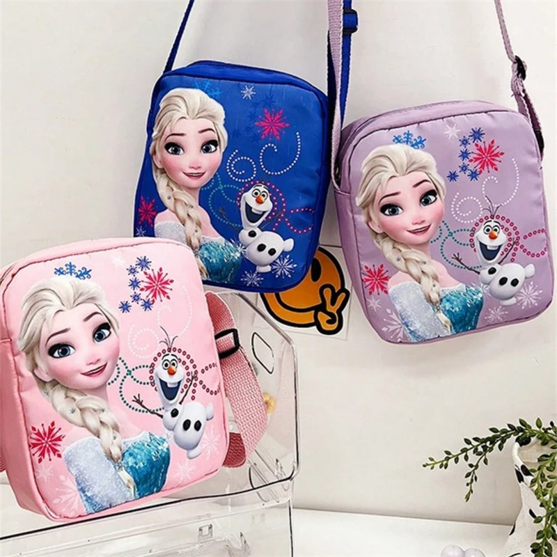 

Сумка через плечо Disney Elsa (1/3 шт.) – милая сумка-клатч с персонажами мультфильма «Холодное сердце» и регулируемым ремешком.