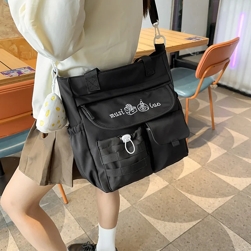 حقيبة كروس جميلة ذات ألوان متباينة ذات سعة كبيرة حقيبة يد من فئة الطالبات جميع أنواع حقيبة علاجية من النايلون كاواي