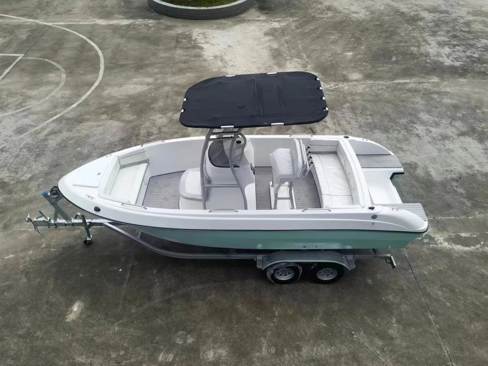 Barcos de pesca pequenos e de alta qualidade com motores e reboques