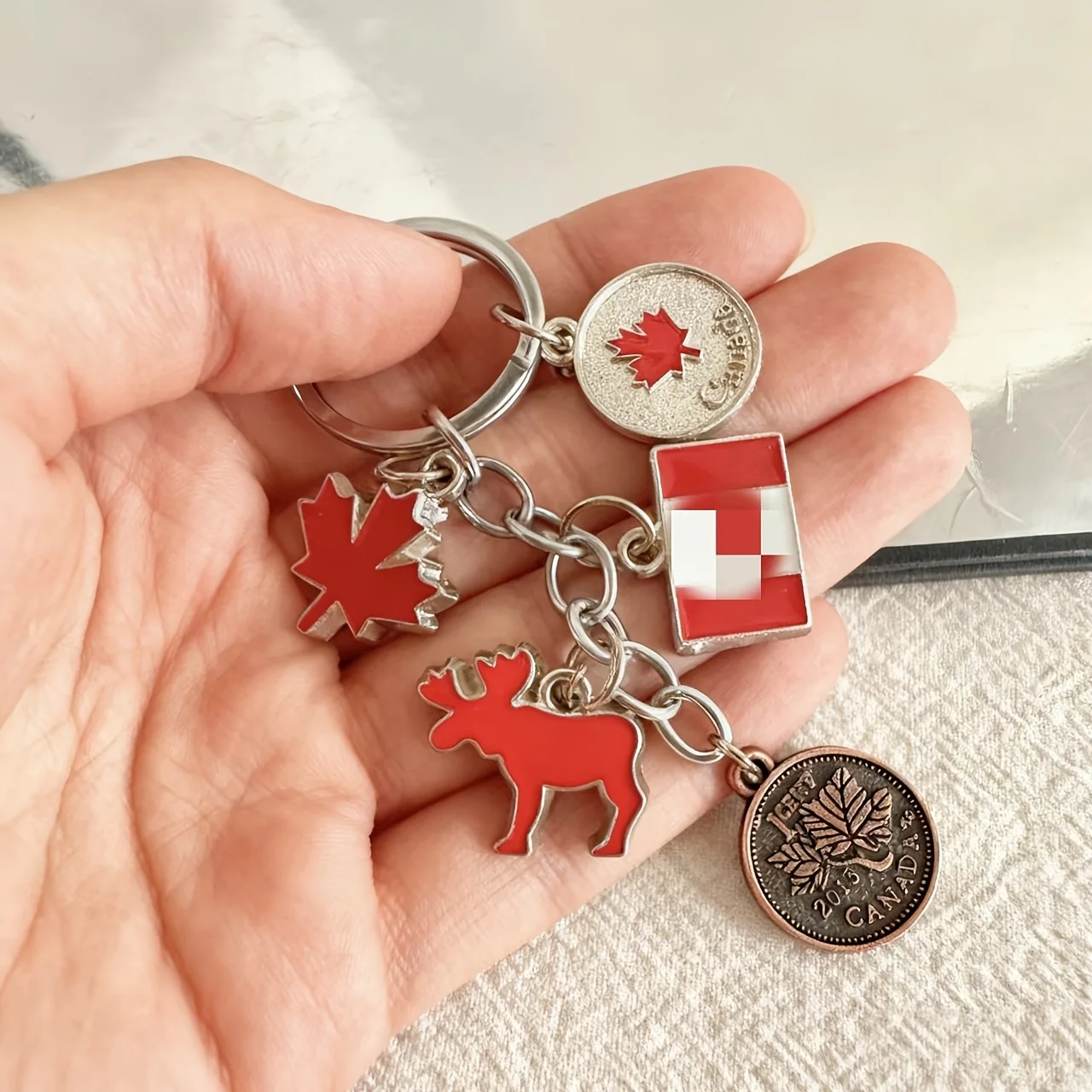 Canadian Red Maple Leaf World Architecture Keychain, World Cultural and Creative Famous Landmark Building Keychain Pendant