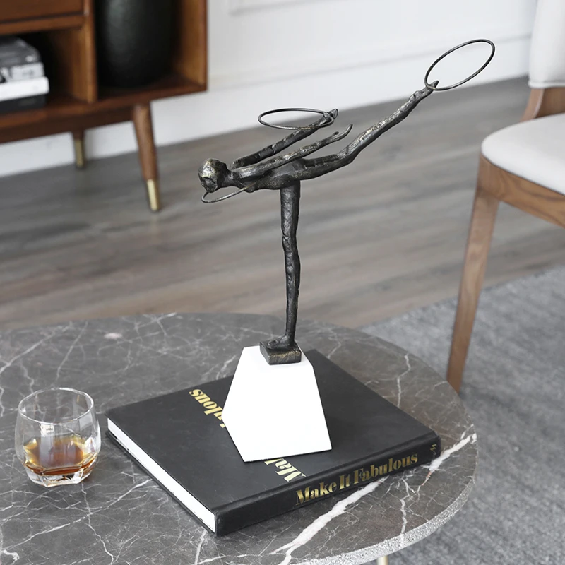 Abstrakter Sport-Charakterständer auf Marmor mit einem Hula-Reifen-Figur, Statue für Zuhause, Wohnzimmer, Dekoration, Kunsthandwerk, moderne Desktop-Ornament