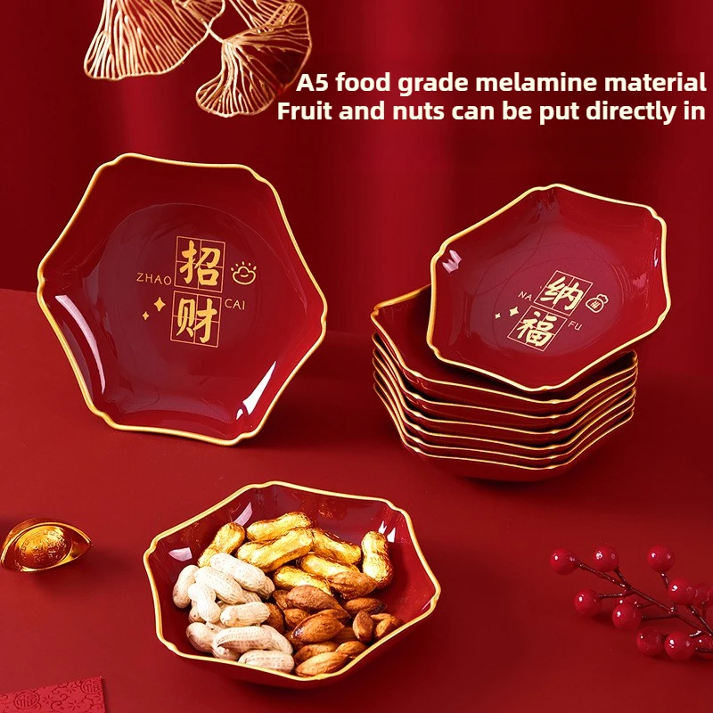 Le plateau de fruits secs du Nouvel An attire la richesse et la richesse. Table basse de salon, collations, assiette de bonbons de qualité alimentaire