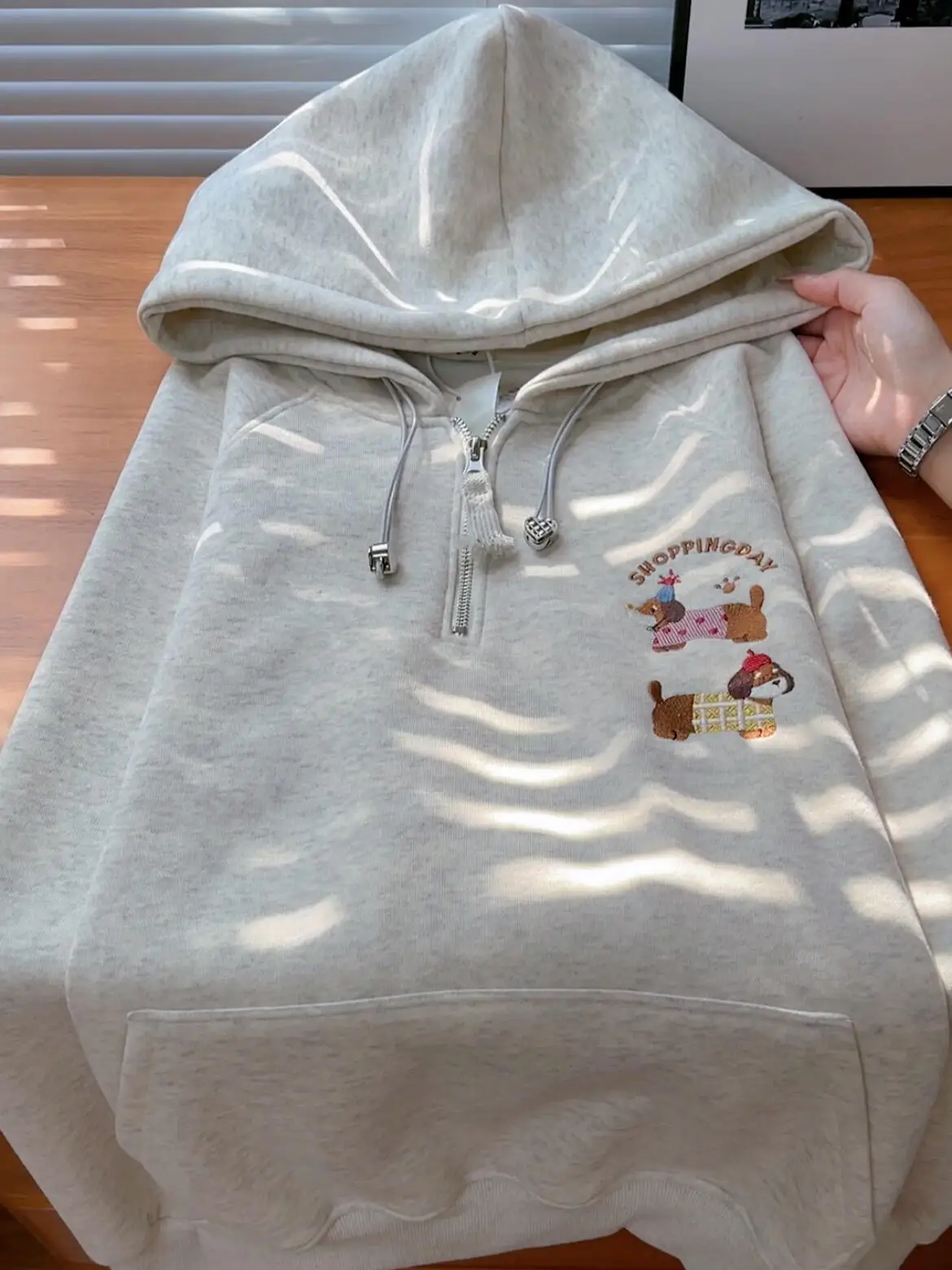 

Толстовка с капюшоном и объемной вышивкой, женская, осенне-зимняя, свободного кроя, универсальная, на флисовой подкладке, утепленная, для пар, с принтом собаки-сосиски