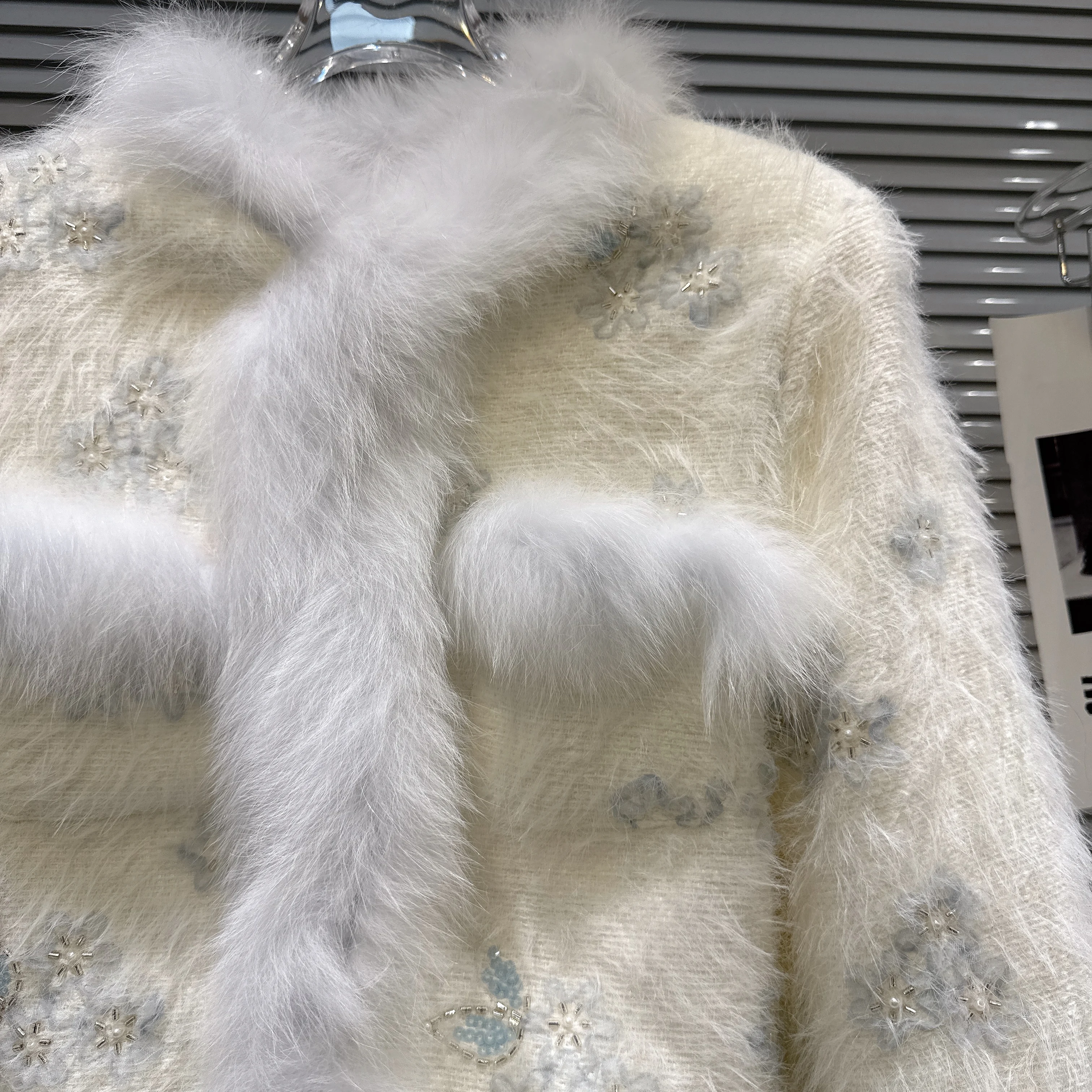 2025 شتاء جديد نمط Noblewoman الثعلب الفراء تقليم الترتر التطريز أفخم أسفل معطف قصير ، السيدات عالية الخصر سترة بيضاء #4