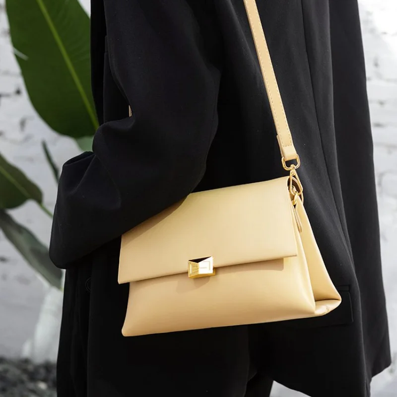

Women's Shoulder Bag Made Of Leather Boasting Paris Style And High-End Commuter Vintage Elegant Look​