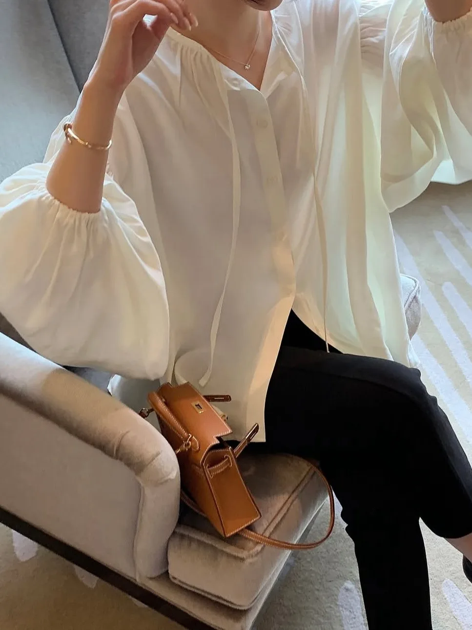 봄 신상 루즈핏 여성 랜턴 소매 블라우스 고급스러운 느낌 한국 스타일 긴 소매 얇은 원단