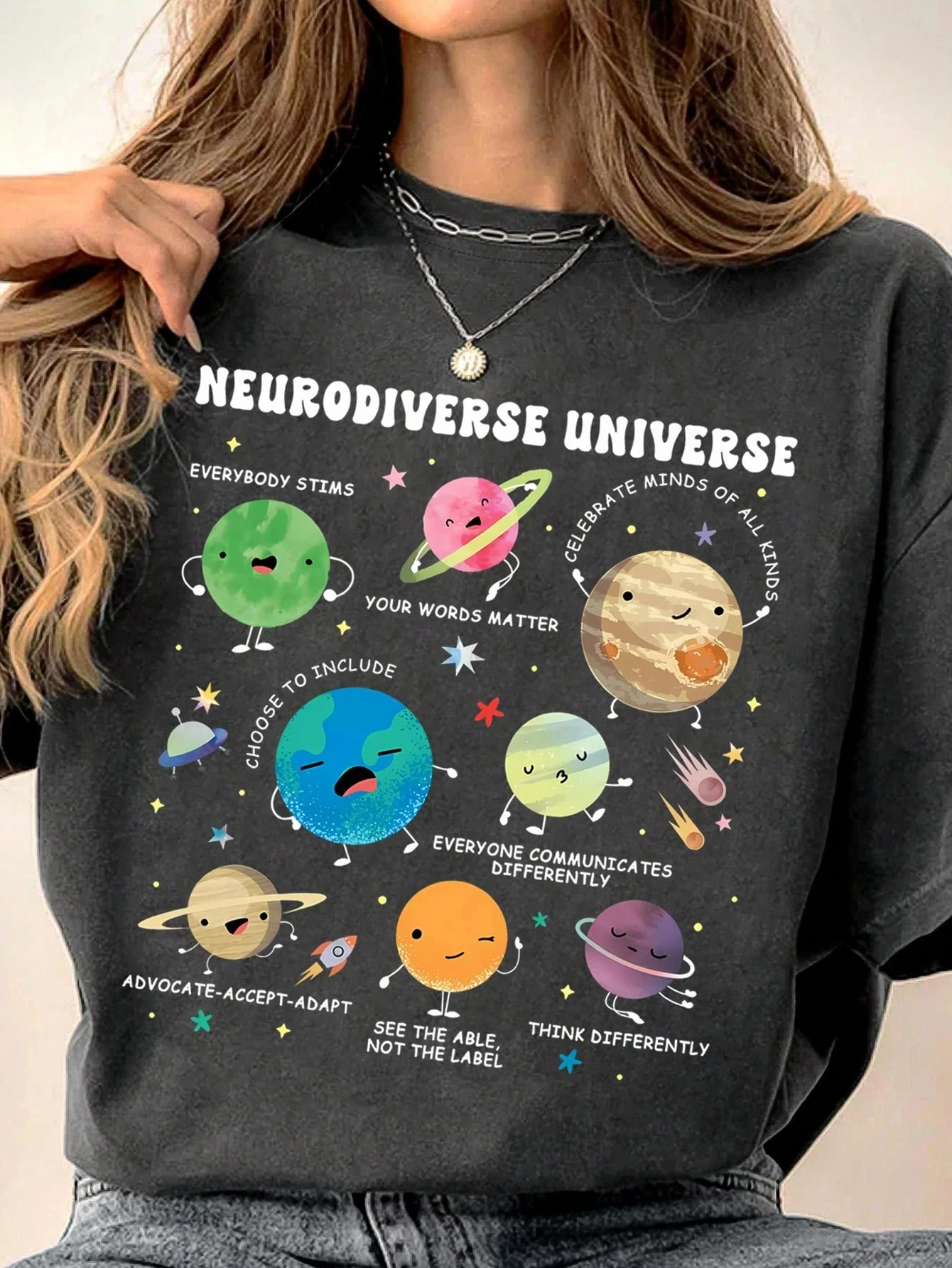 

Крутая женская футболка, женская футболка Neurodivers Universe с планетарными слоганами Планетарные сообщения для леди Neurodiverse ﻿ ﻿