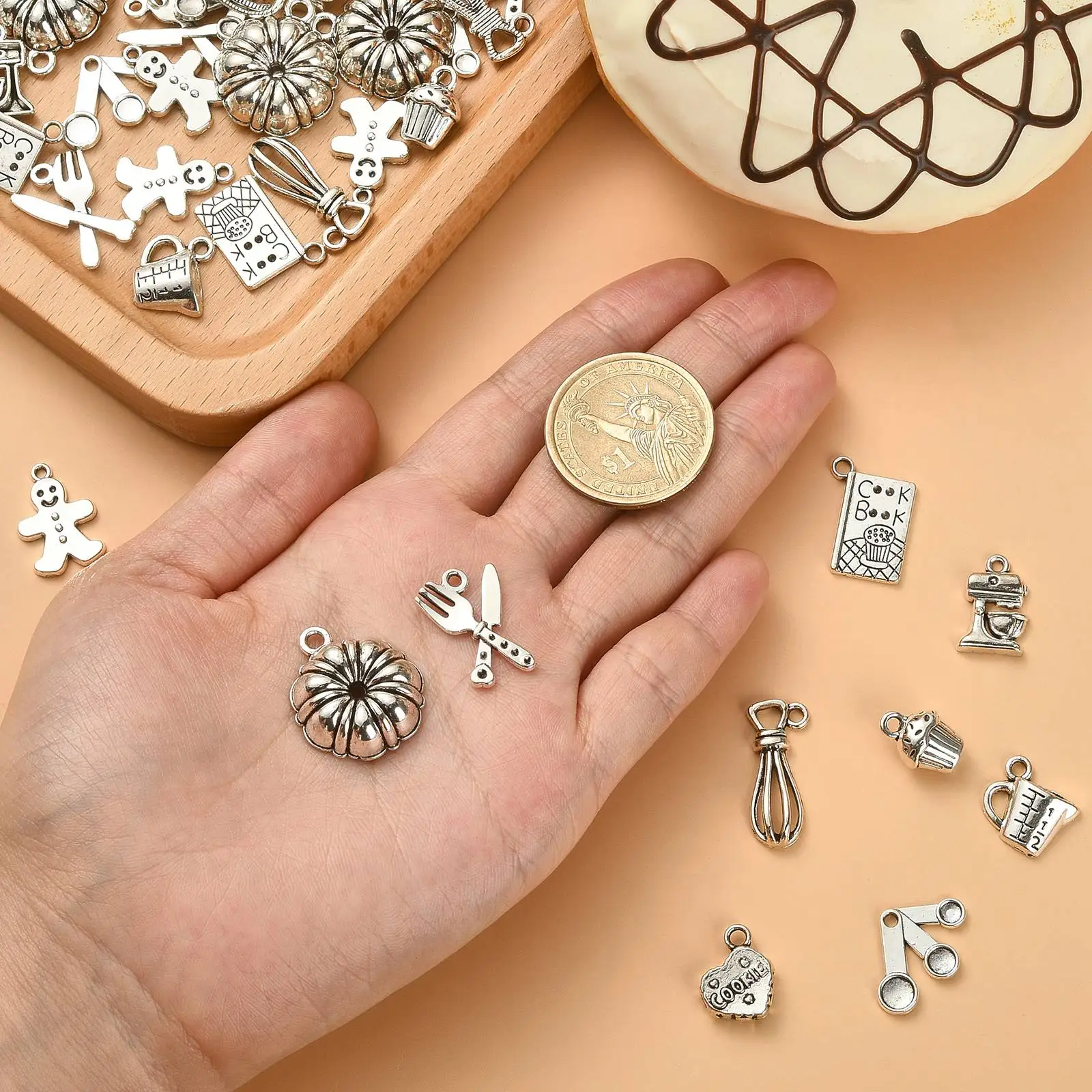 PandaHall 100 Stück 10 Stile Tibetische Back-Charms Küchenutensilien Kochbuch Messbecher Kuchen Keks Charms für Schmuckherstellung ﻿ – Detail 3