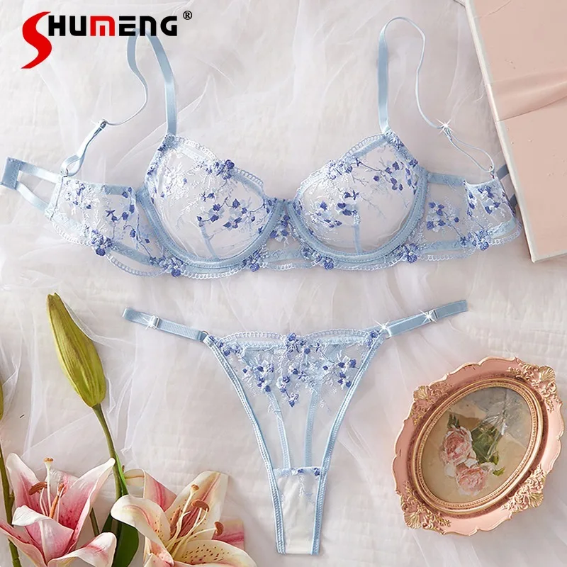 

Сексуальное женское белье с вышивкой в японском стиле: комплект бюстгальтера с косточками и эффектом пуш-ап, прозрачные трусики.