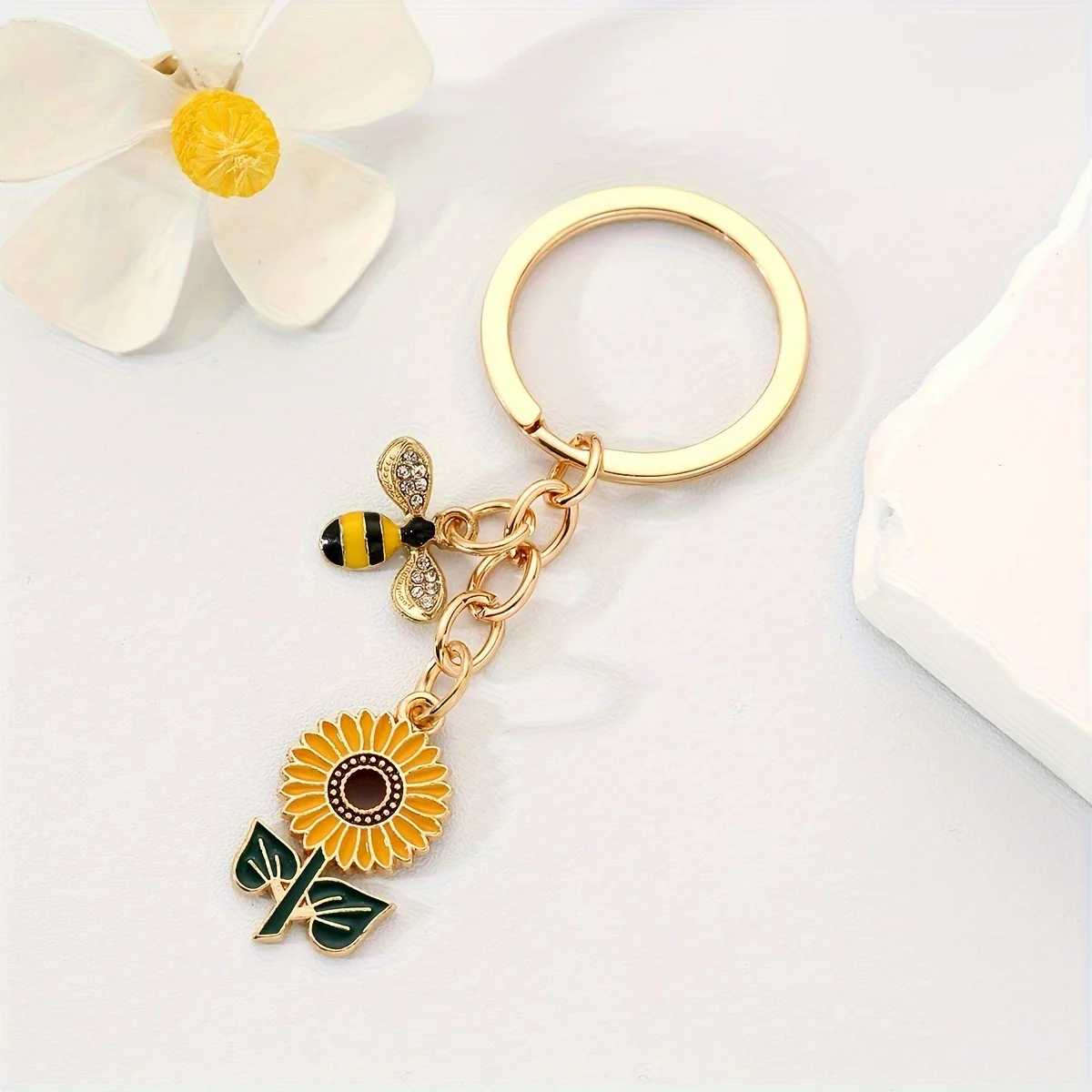 Niedlicher Biene- und Sonnenblumen-Schlüsselanhänger, Emaille-Charm, Schlüsselanhänger, Modeschmuck, Accessoire, ideales Geschenk für Naturliebhaber, bezauberndes Dekor – Detail 3
