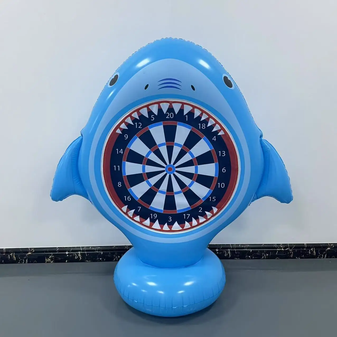 大型インフレータブルプールおもちゃ サメ型ダーツボード 粘着ボール6個付き、スイミングプールフロート、子供と大人に適したウォーターゲーム、ビーチや裏庭での家族での屋外遊び、6～12歳の男の子と女の子に適したクールなパーティーギフト