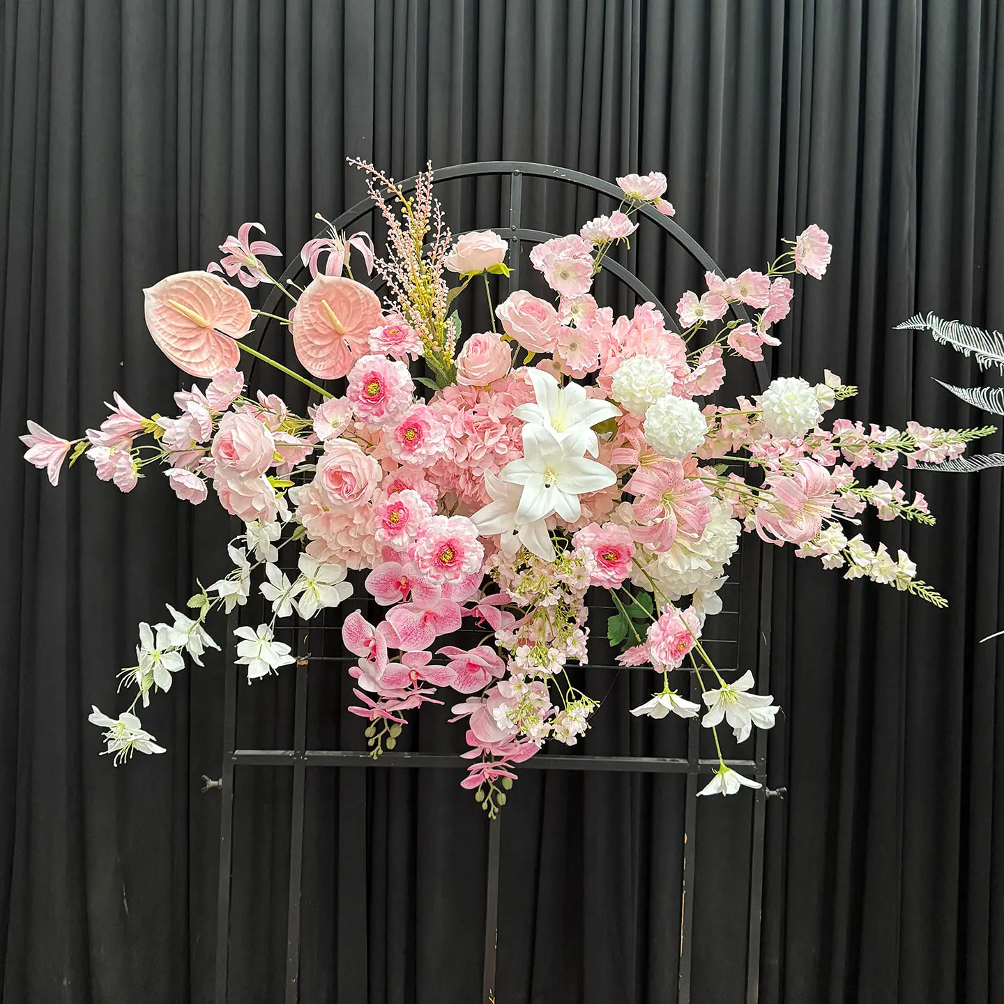 Pink wedding wedding decoration background wall hanging flowers road flower row finished flower arrangement simulation
