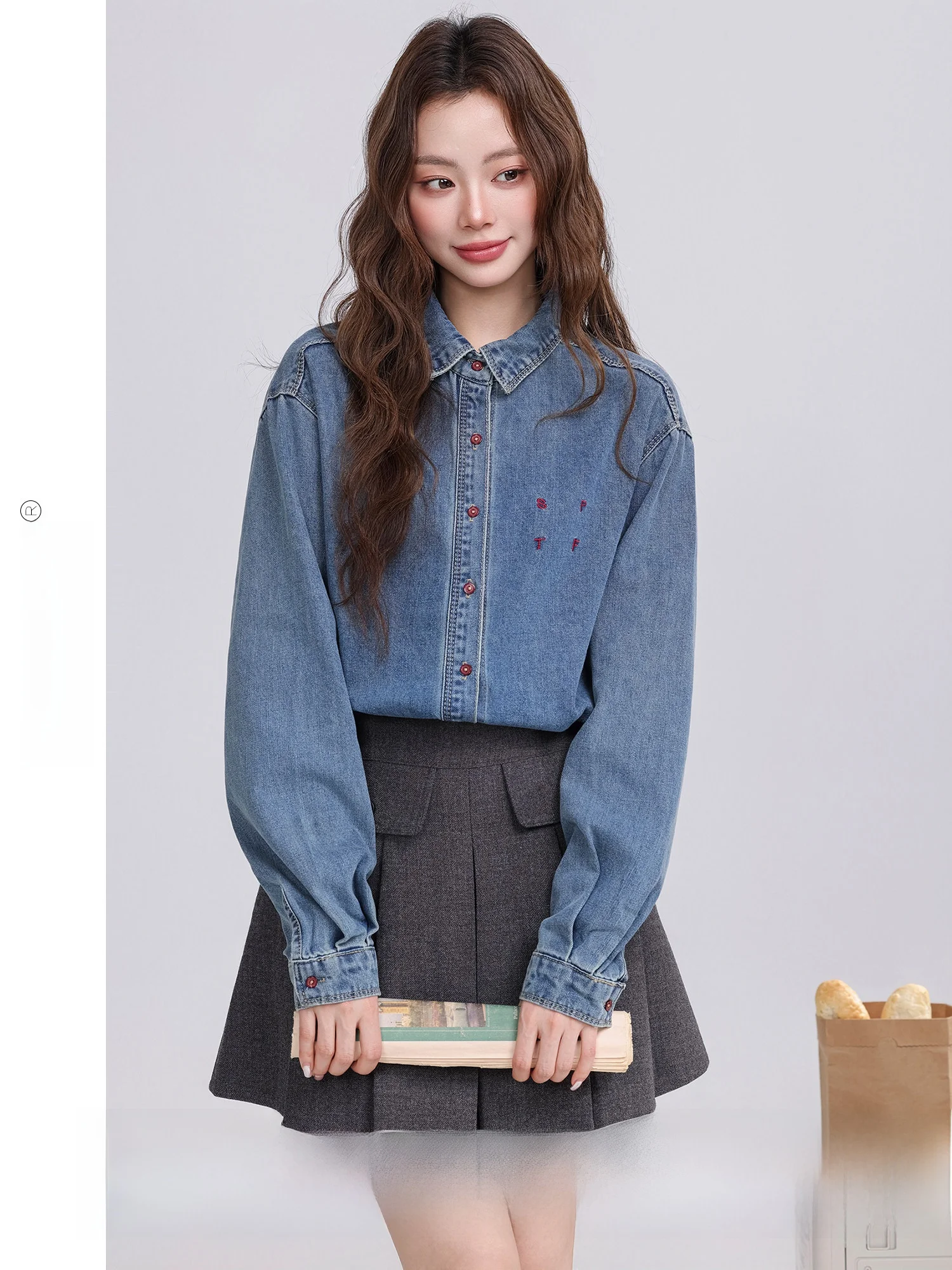 

Женская джинсовая рубашка Dai Qing Yang Bo с вышивкой, универсальная, синяя, ранняя весна, новый корейский стиль, открытый кардиган, коллекция 26 Spring