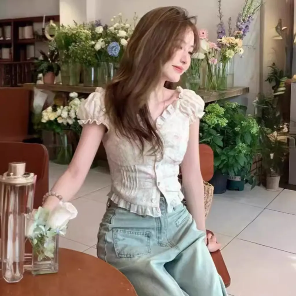 

Women's Summer Short Sweetheart Collar Shirt French Girly Embroider Pastoral Small Floral Print Slimming Look Top