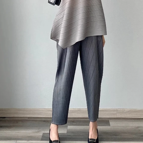 

Плиссированные брюки Fold Miyake с высокой талией, эластичные, зауженные, укороченные, текстурированные, свободные, модные, стильные, современные, шикарные, трендовые.
