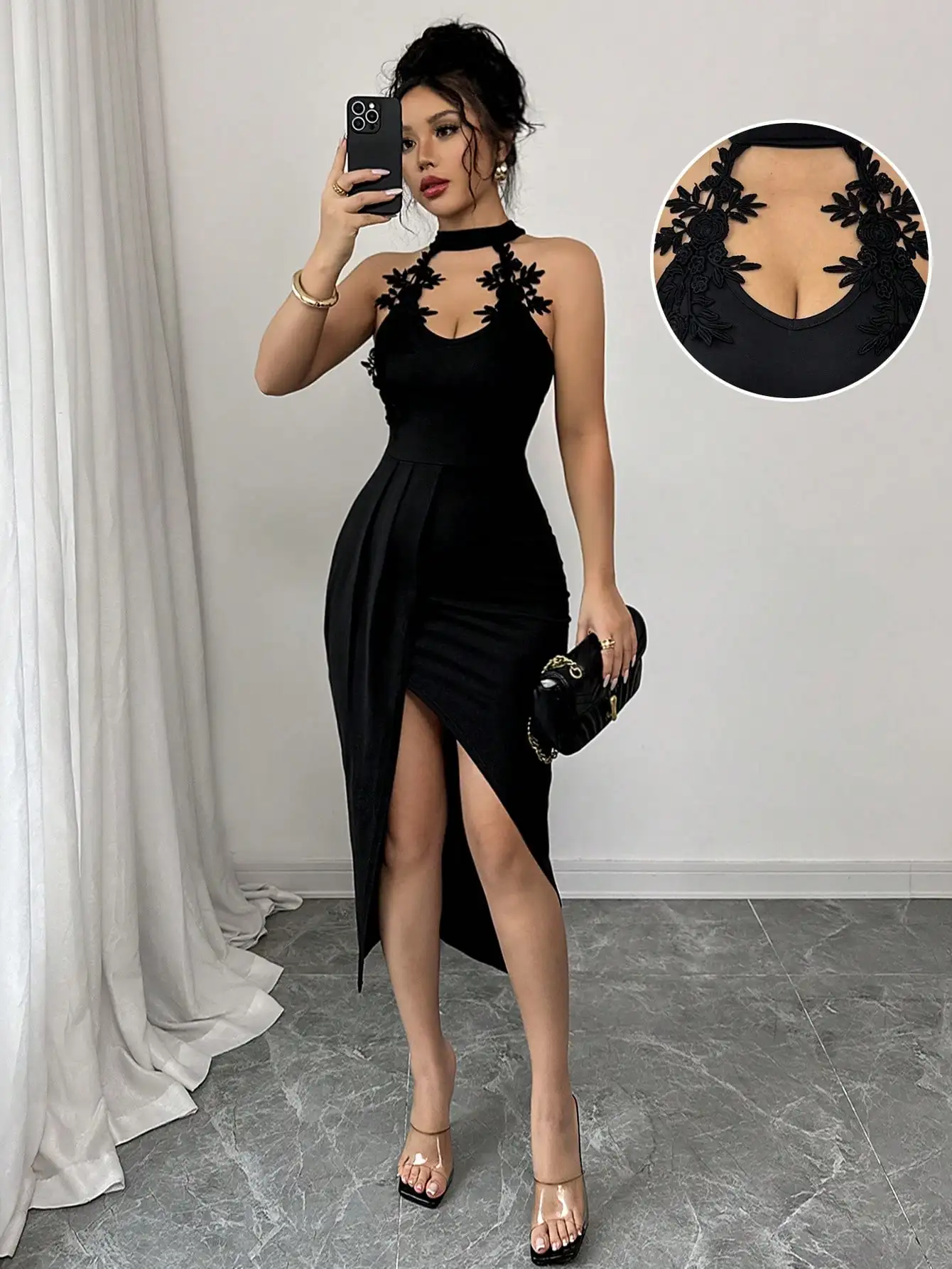 

Черное облегающее платье с кружевной отделкой, воротником-халтер и высоким разрезом
