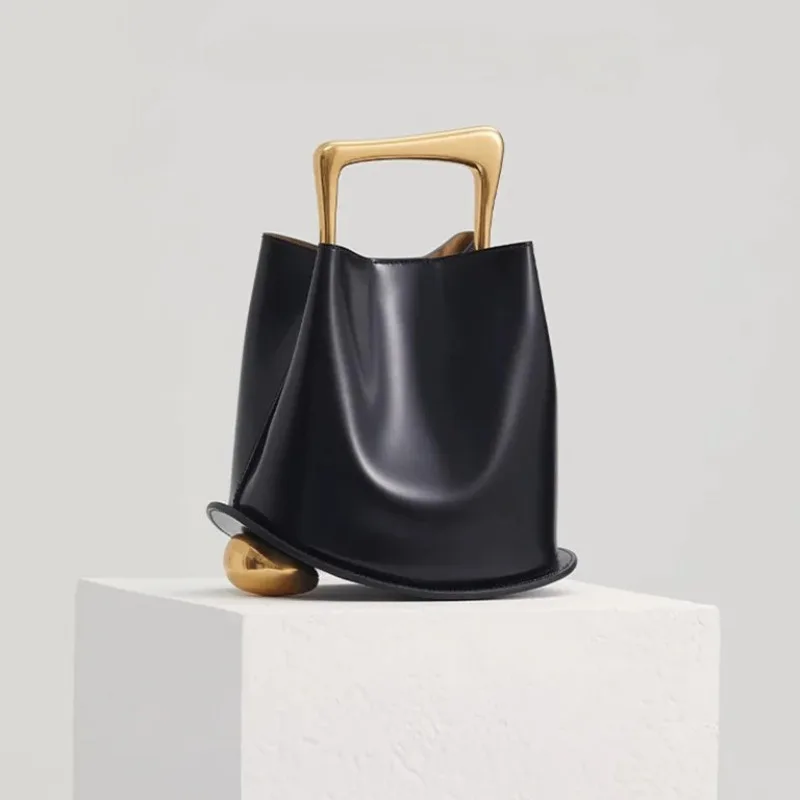 sacs-fourre-tout-elegants-en-cuir-luxueux-pour-femmes-avec-un-grand-compartiment-principal-et-des-poches-laterales-parfaits-pour-le-bureau-ou-la-salle-de-sport