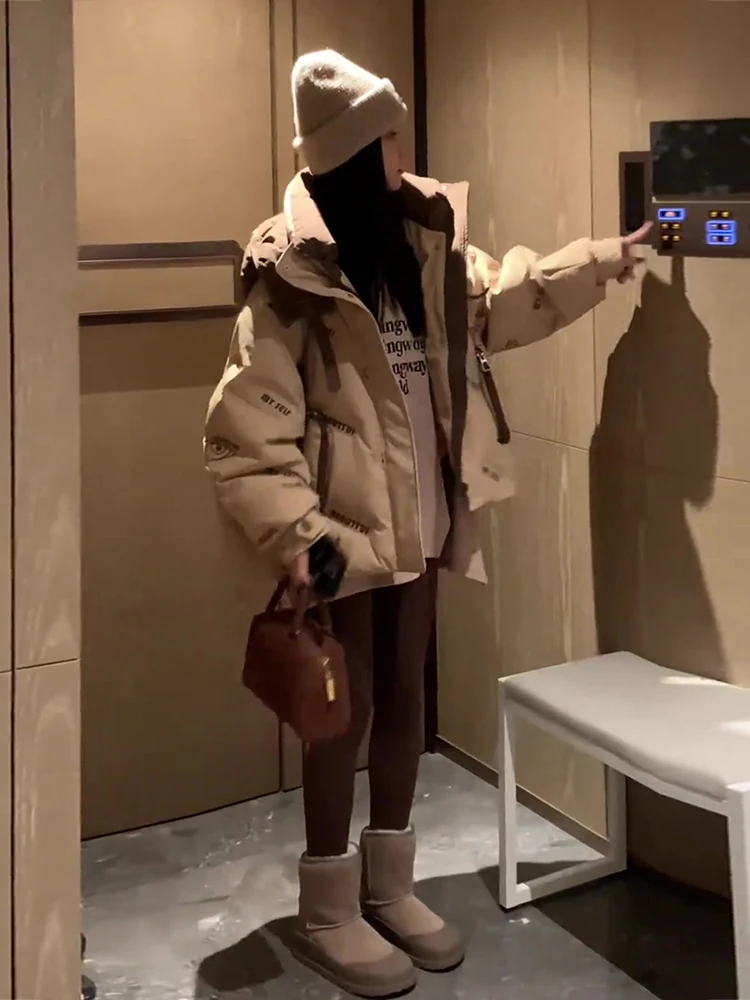 Giacca Imbottita con Cappuccio da Donna, Nuova Collezione Invernale, Stampa Lettering alla Moda, Colori a Contrasto, Bianco