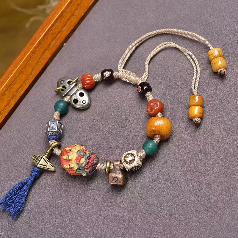 Hand-woven adjustable bracelet made of natural deer antler with beads of Daiketsun and agate, a traditional accessory