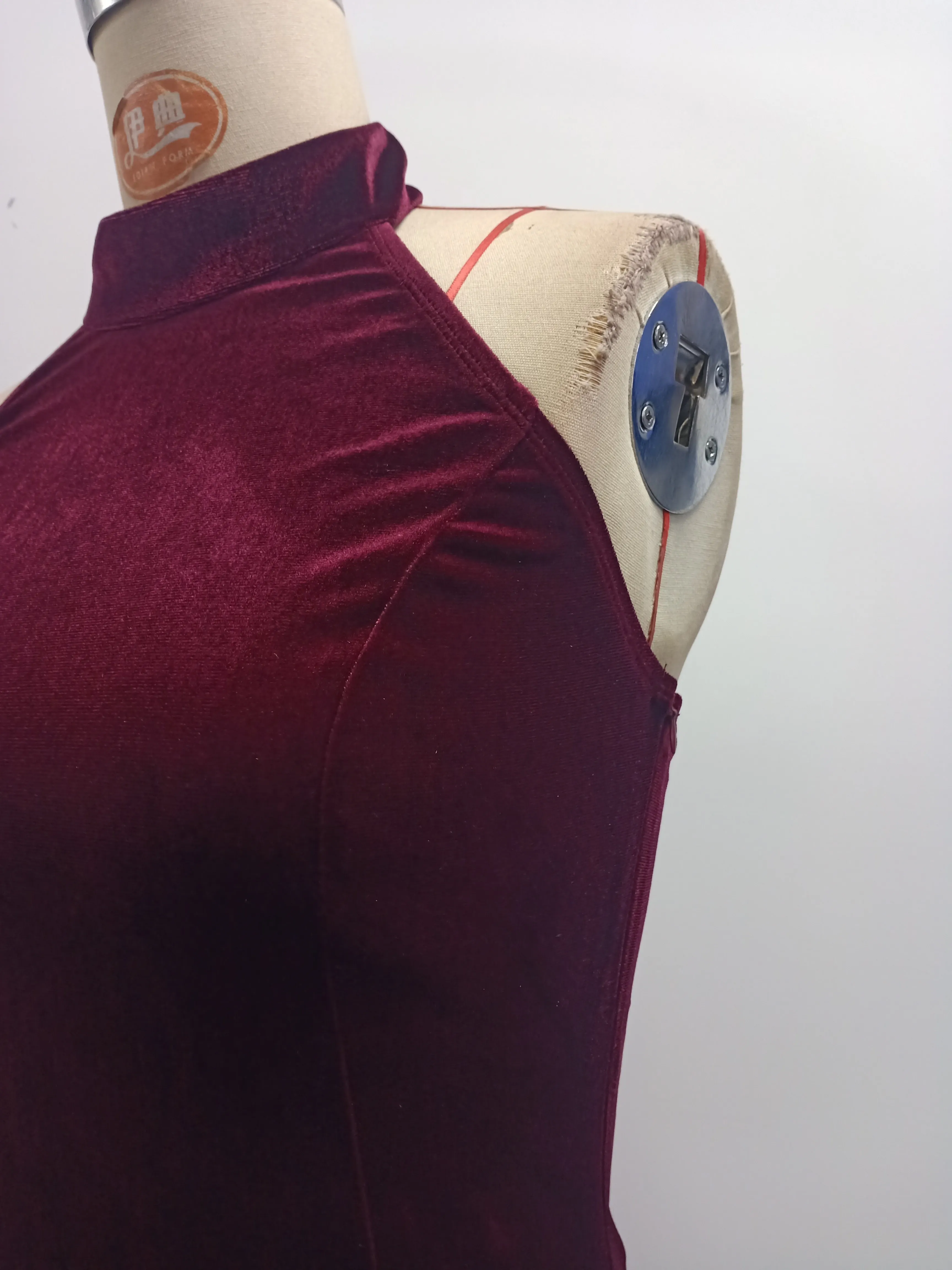 Einfarbiges burgunderrotes Samtkleid, ärmellos, Midi-Länge, hoher Kragen, Neckholder, figurbetont, Spitzen-Meerjungfrauen-Saum, Abendkleid für Cocktailpartys. – Detail 11