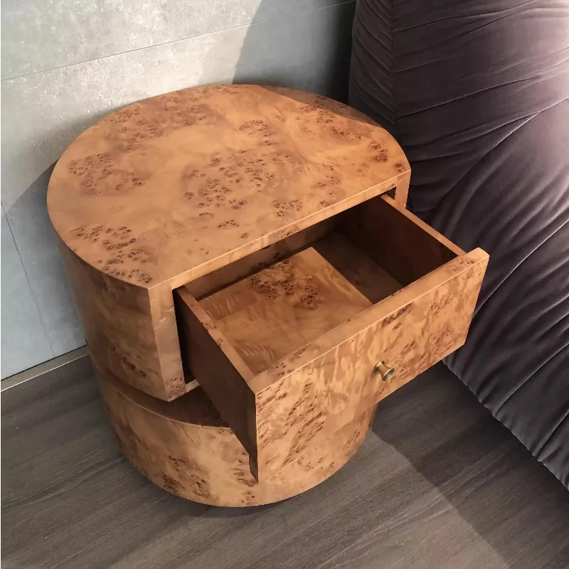 طاولة بجانب السرير من الخشب الصلب بتصميم فرنسي قديم مع سطح من الجلد بعقدة شجرة وخزانة مصنوعة يدويًا لغرفة النوم على الطراز القديم