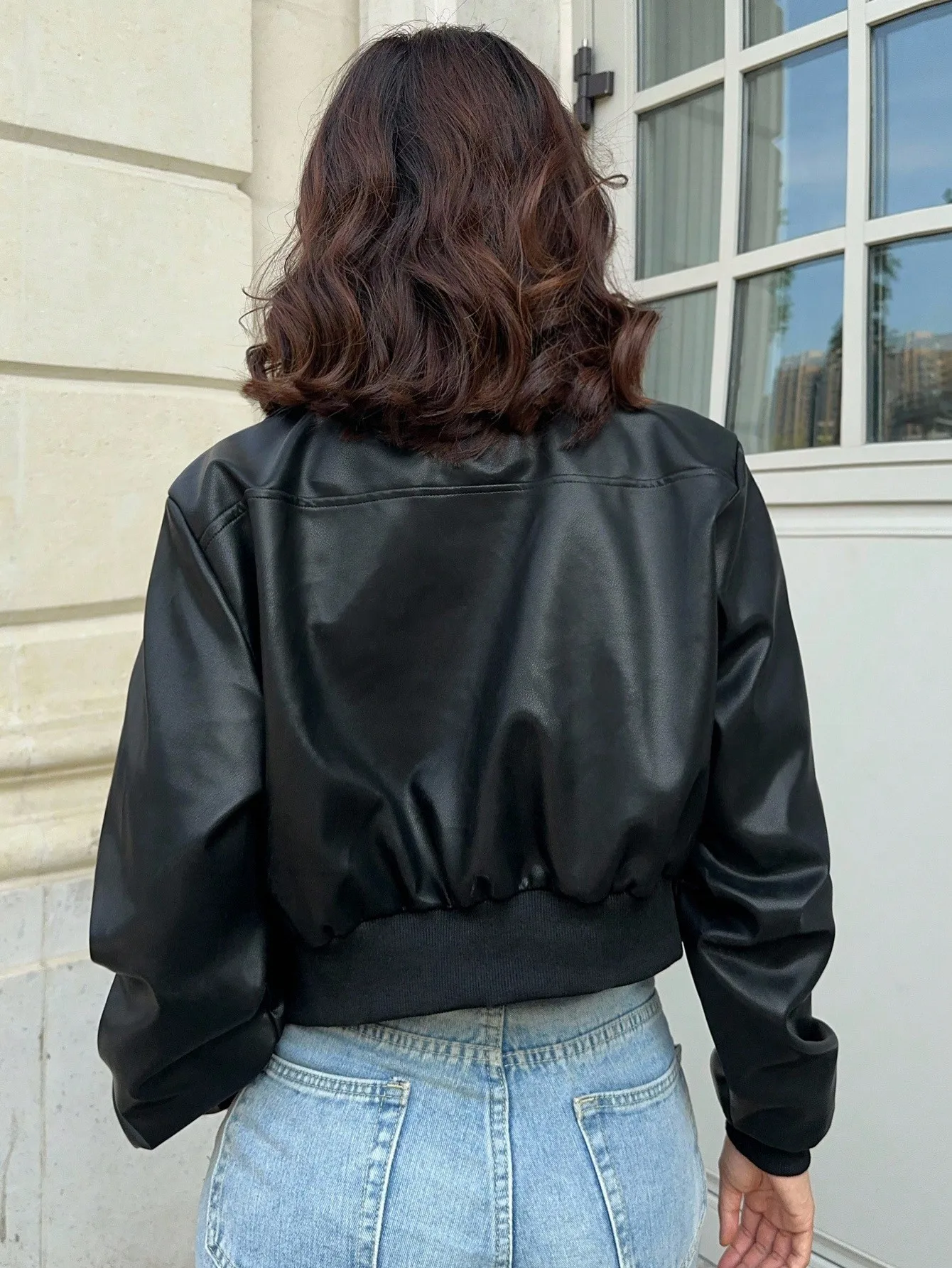 Jaqueta Bomber Feminina em Couro PU com Gola Reversível, Estilo de Rua, Corte Curto