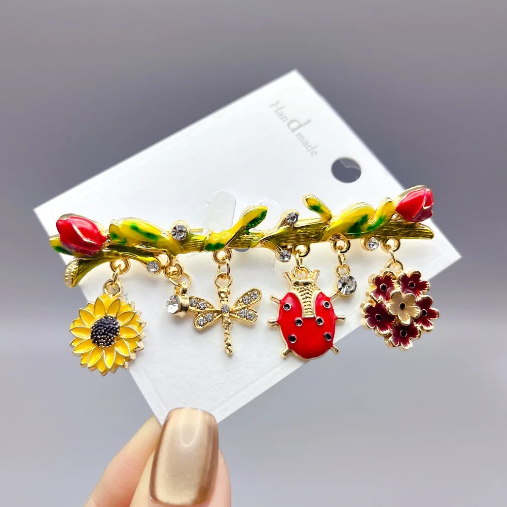 

Cute Enamel Insect Flower Tassel Brooches For Women Unisex Fashion Rhinestone Sunflower Ladybug Pendant Laple Pins Casual Gift