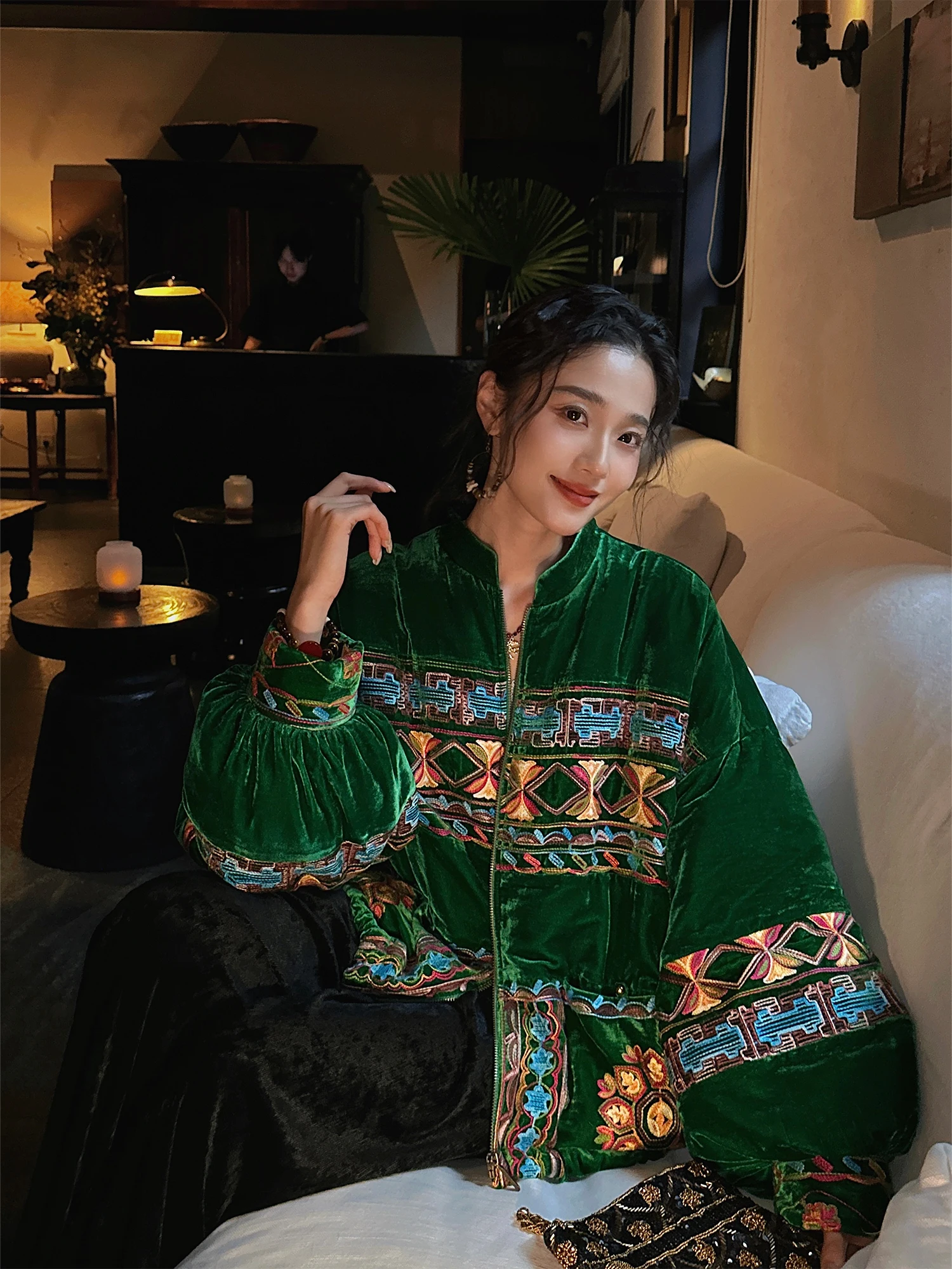 

Новая китайская вышитая пуховая куртка Sanji Bla Flower для женщин: зимнее бархатное длинное пальто с геометрическим узором, утепленное