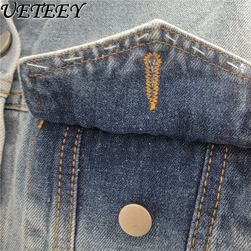 سترة دينم مزينة بحجر الراين على شكل قلب للنساء عصرية لخريف 2025 معطف جينز قصير أنيق فضفاض للتخسيس