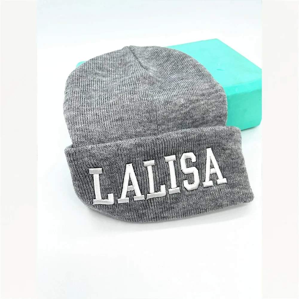 KPOP JISOO LISA LALISA MANOBAL Lettera Ricamo Cappello grigio lavorato a maglia Autunno Inverno Marea Cappello di lana di marca Coppia casual Copricapo