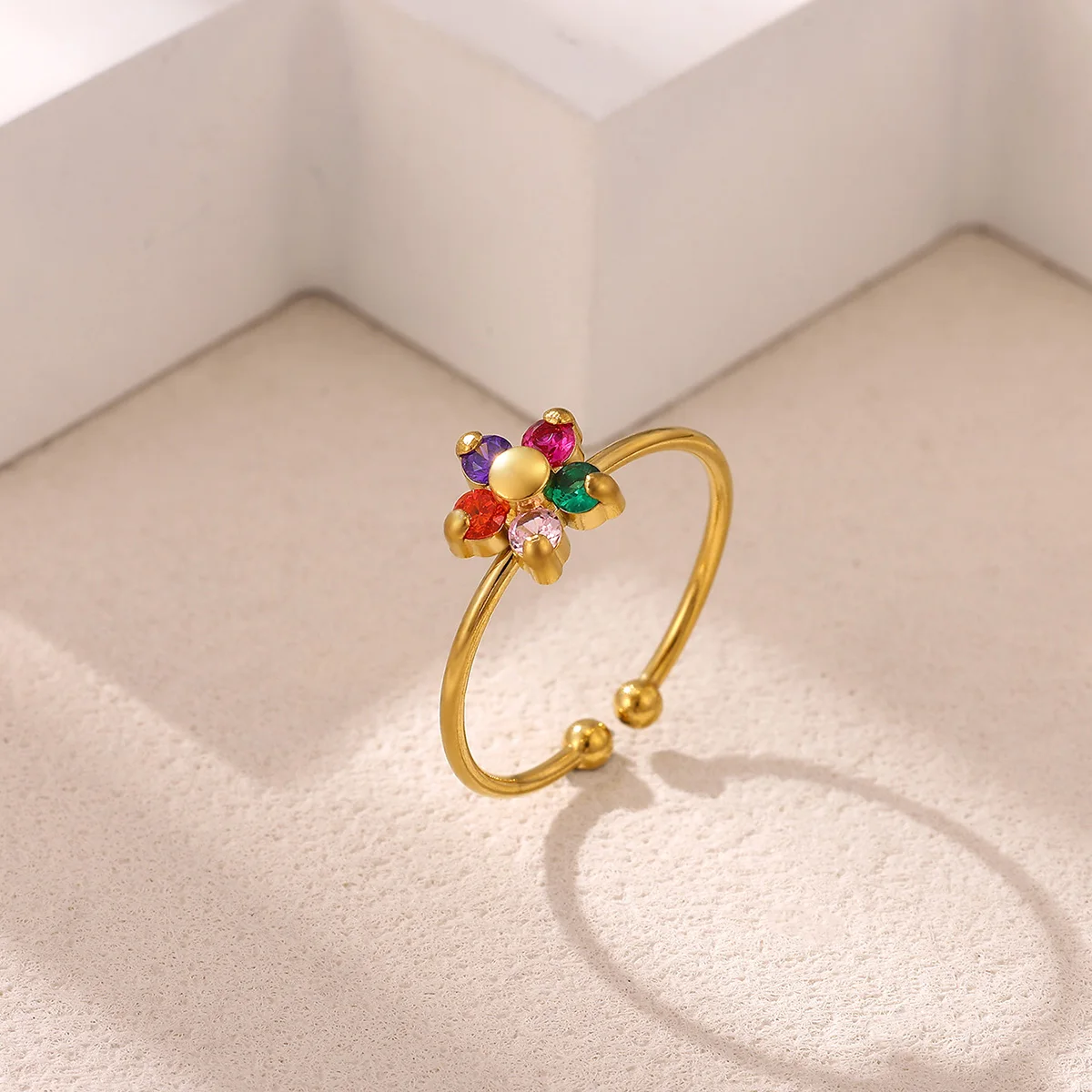 Zarter offener Ring mit Zirkonia-Blume für Damen, goldfarben, aus Edelstahl, mit bunten Kristallen, verstellbarer Manschettenring, minimalistischer Schmuck, Geschenk. – Detail 5