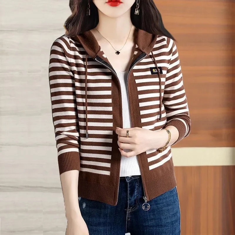 เสื้อแจ็คเก็ตแฟชั่นแบบหลวมและอเนกประสงค์ รุ่นใหม่ เสื้อสเวตเตอร์ฤดูใบไม้ร่วง แบบมีฮู้ด ถักลายทางด้านนอก