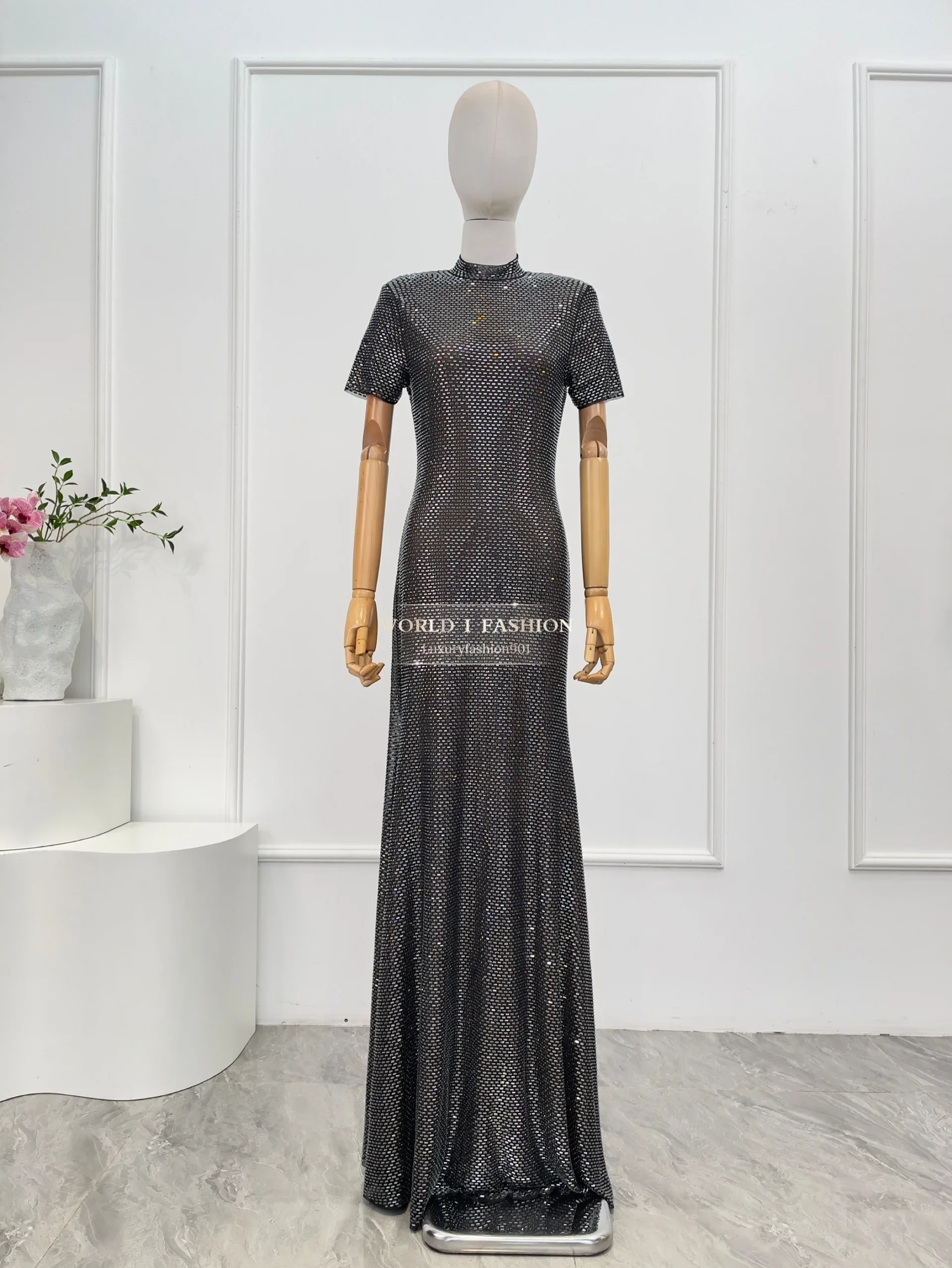 2025 Nuovo abito lungo a maniche corte da donna a sirena con strass da festa di alta qualità