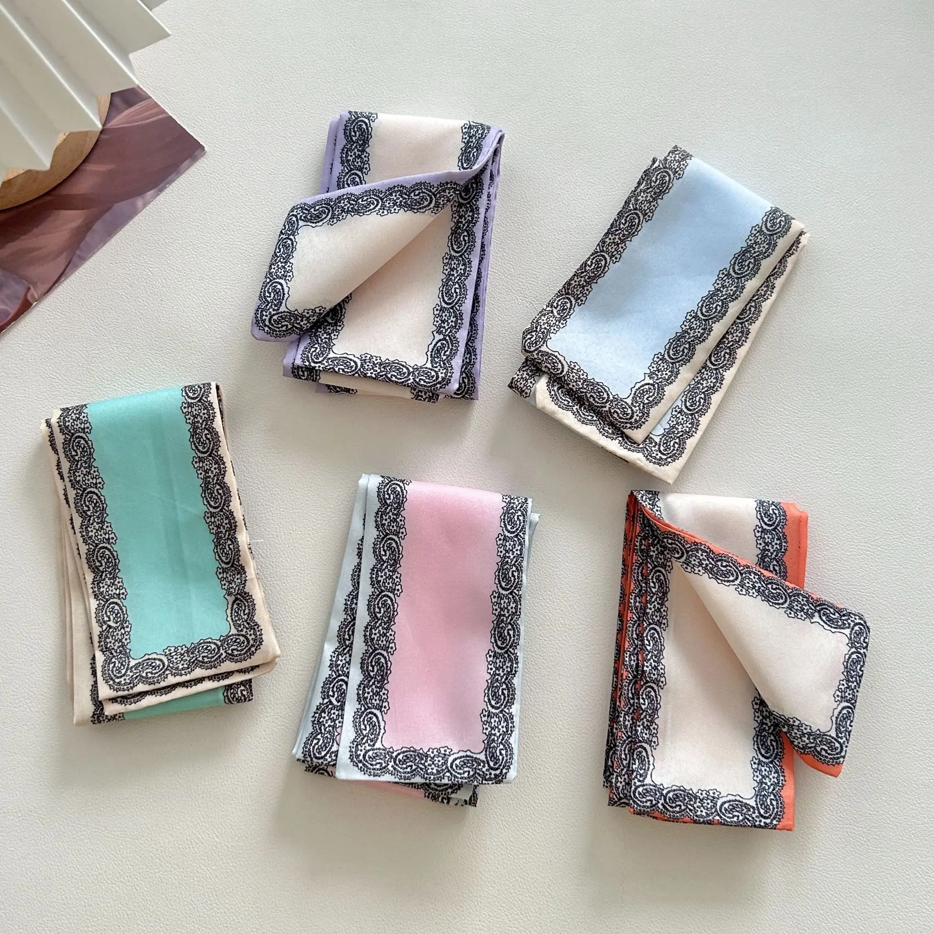

The new lace print small silk scarf is high-value, tie hair and tie the bag, streamer temperament, elegant neck scarf decoration