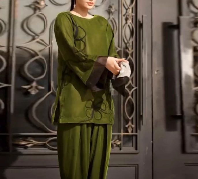 

Two Piece Set Women Outfit 2025 Spring New Forked Retro Green Round Neck Long Sleeve Top & Casual Loose Wide Leg Pants Set