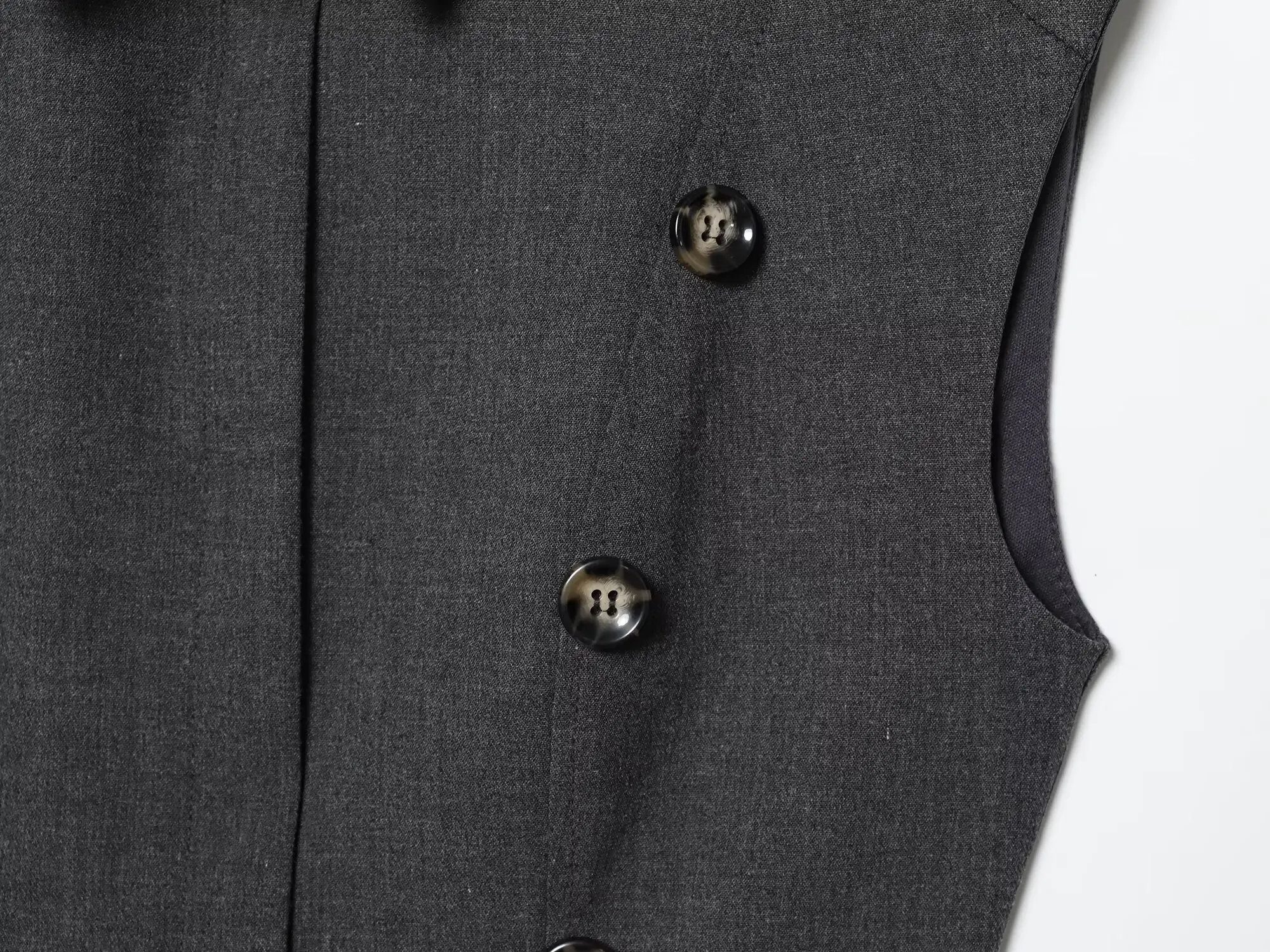 فستان KONDALA أنيق للعشاء بدون أكمام للنساء بأزرار على شكل طية صدر السترة فستان قصير مزين لربيع وصيف 2026 فستان تخفيف عصري