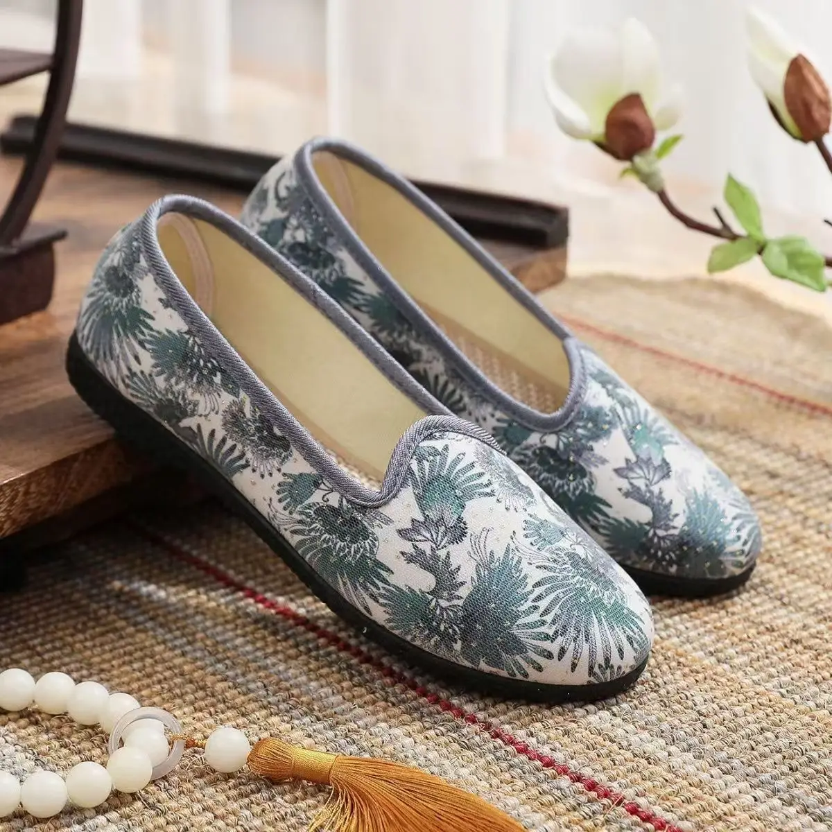 

Woman's New Flat Sole Print Canvas Shoes Soft Sole Non Slip Round Toe Shallow Slip On Lightweight Middle-Aged And Elderly Shoes