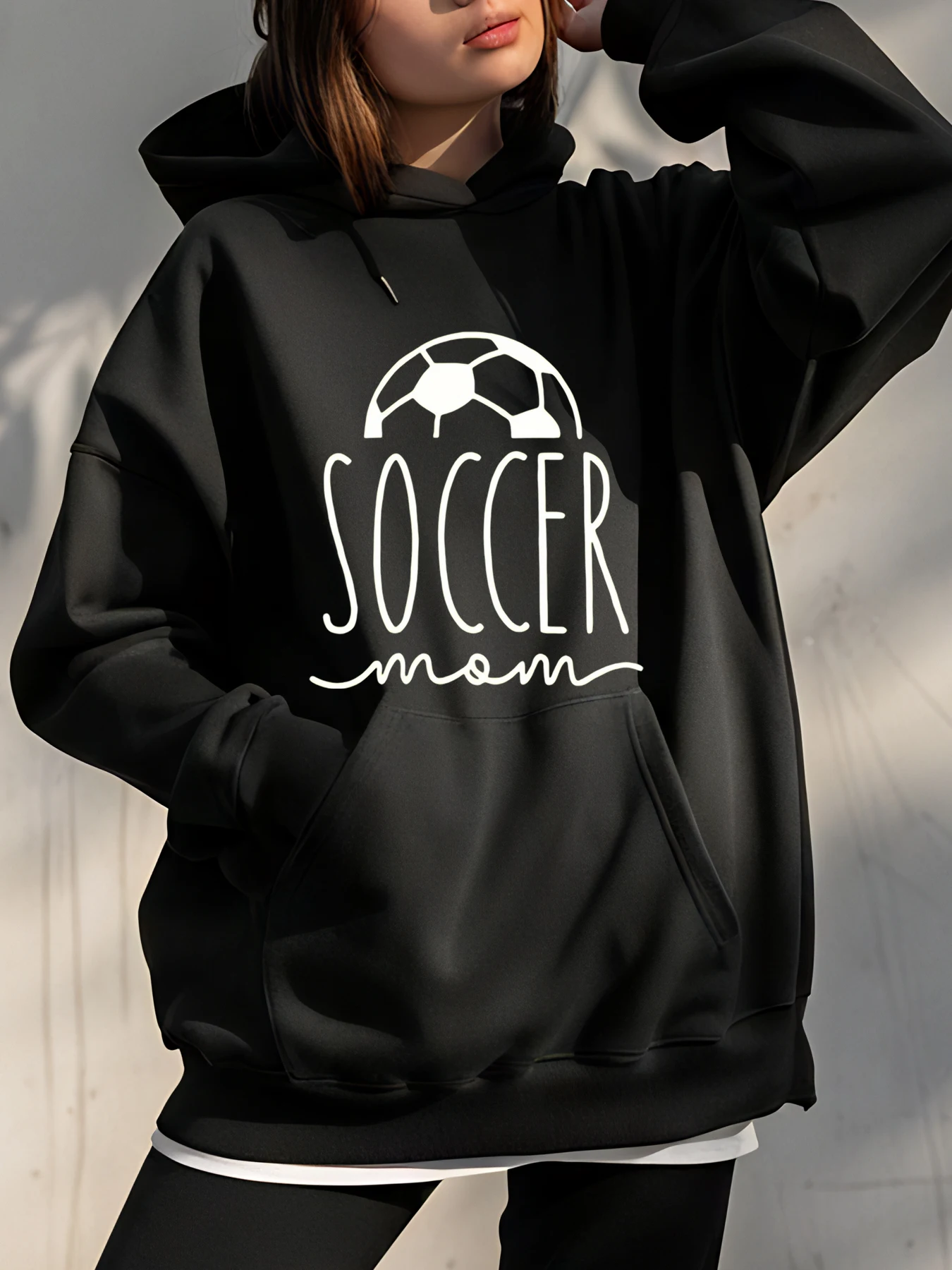 

Толстовка с капюшоном для футбольной мамы, толстовка унисекс с принтом футбольного мяча, повседневная спортивная одежда для женщин и девочек