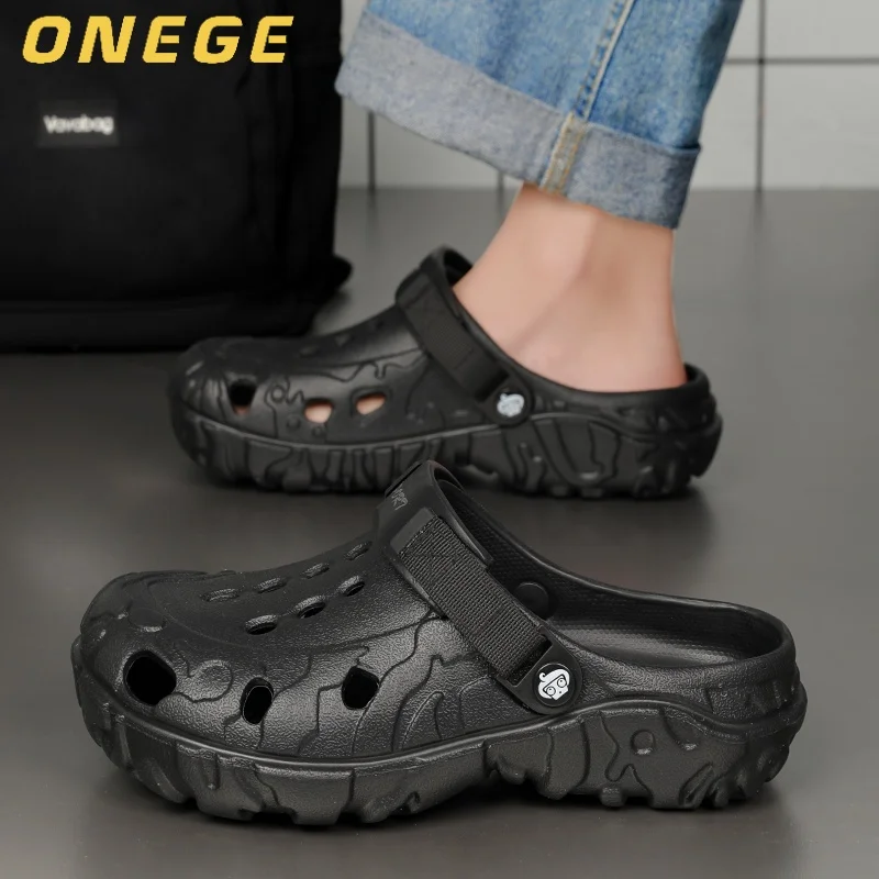A Pair of Men's New Clogs, Wear-Resistant, Non-Slip Sports Beach Shoes, Comfortable, Fashionable and Simple Men's Shoes for Outer Wear