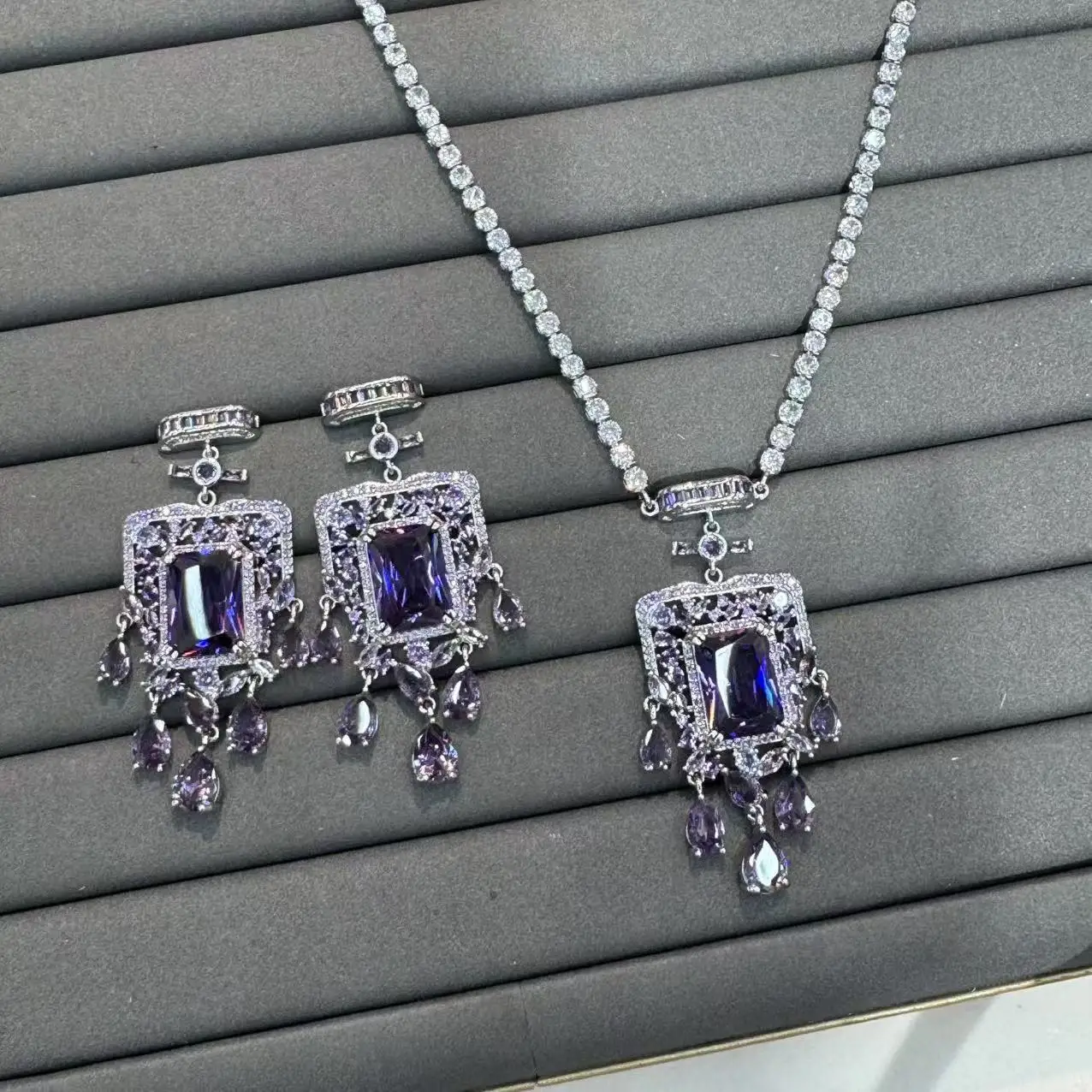 

Женские серьги с фиолетовыми драгоценными камнями ирисом и позолоченным ожерельем из хрусталя, модный ювелирный аксессуар