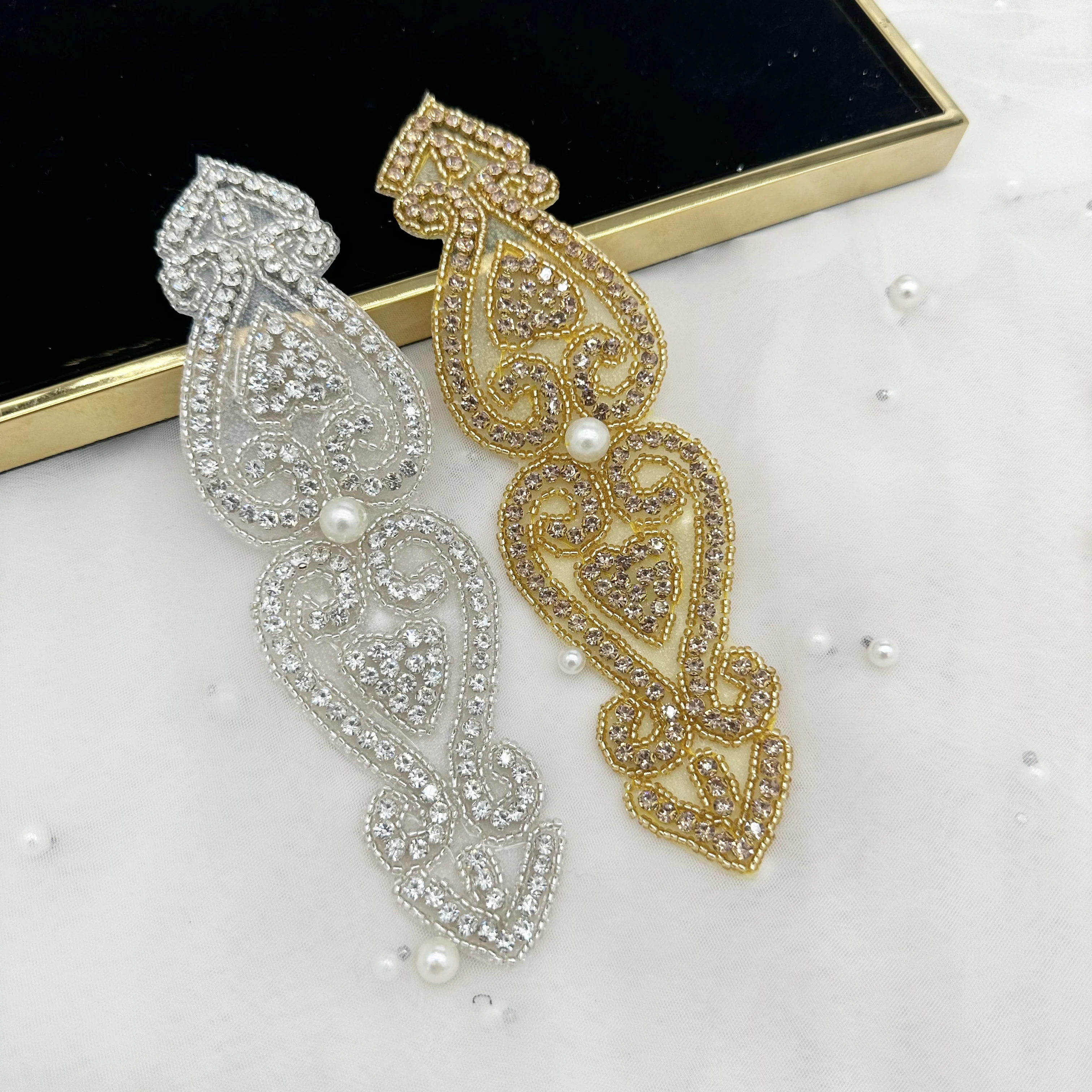 

Золотая аппликация из страз и бусин, типичный высококачественный декоративный аксессуар для платьев/свадебных нарядов