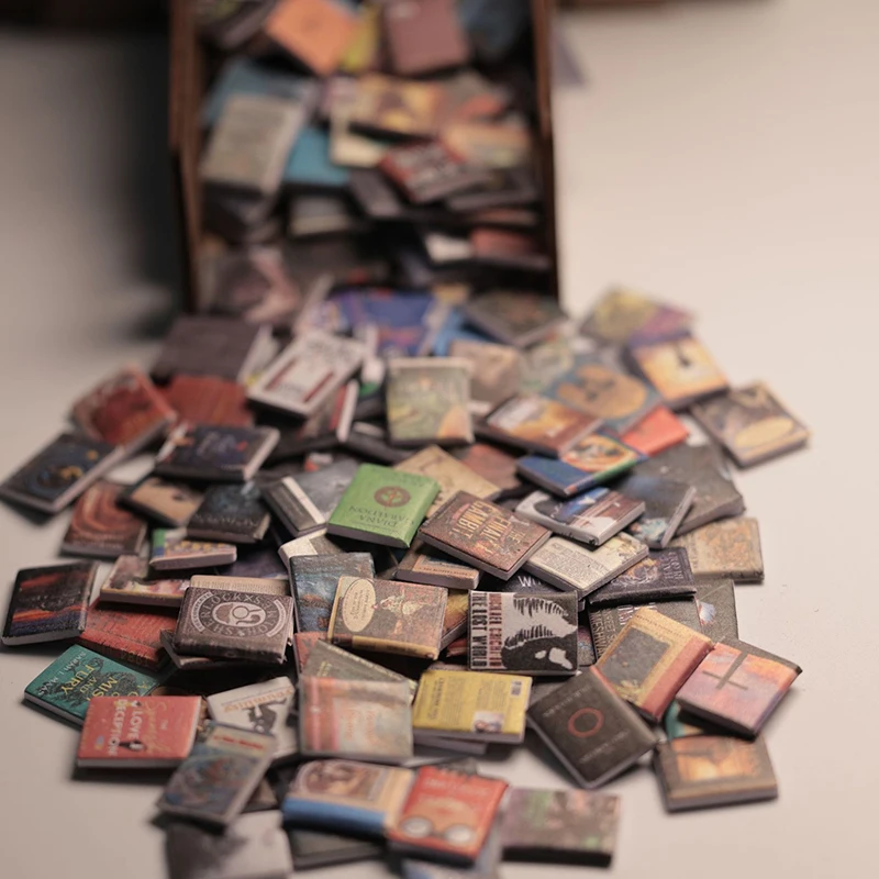200pcs מיני רומן מודל ספר קלאסי לא חוזר על הדמיה קישוטים קטנים בובות סצנת בית ספר נסיעות הביתה
