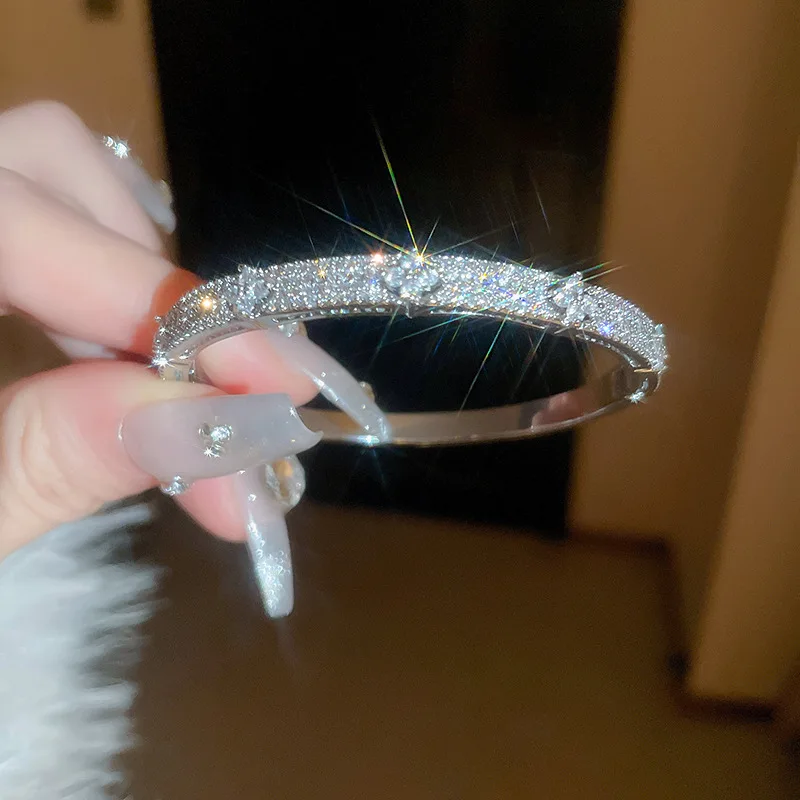 Gold- und silberplattiertes, glänzendes Armband mit Zirkonia-Steinen, luxuriöser Modeschmuck für Damen, geeignet für Partys, Hochzeiten und den Alltag. – Detail 10