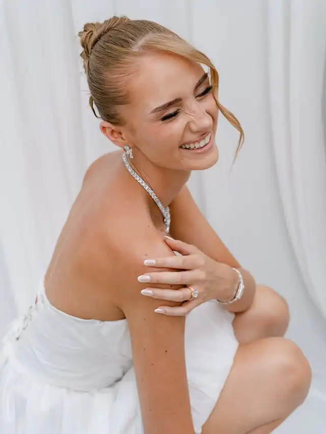 ชุดแต่งงานทรงเอไลน์เรียบง่ายผ้าทาฟเฟต้าแบบสั้น คอวี แขนกุด ชุดเจ้าสาว ชุดแต่งงาน  สามารถสั่งตัดได้