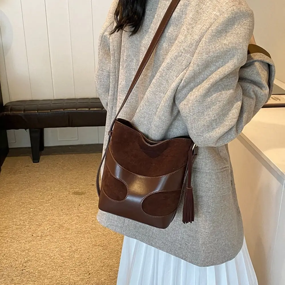 

Сумка-ведро из искусственной замши с кисточками и подвеской, большая вместительная сумка-хобо с напуском, сумка на плечо, однотонная большая сумка, уличная одежда