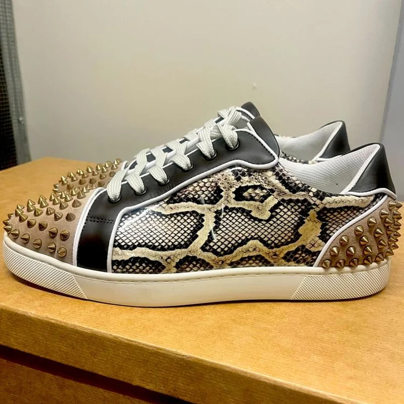 

Gold Rivets Round Toe Mens Sneakers Snakeskin Pattern Leather Rubber Sole Lace Up Flat Men's Outside Footwears
