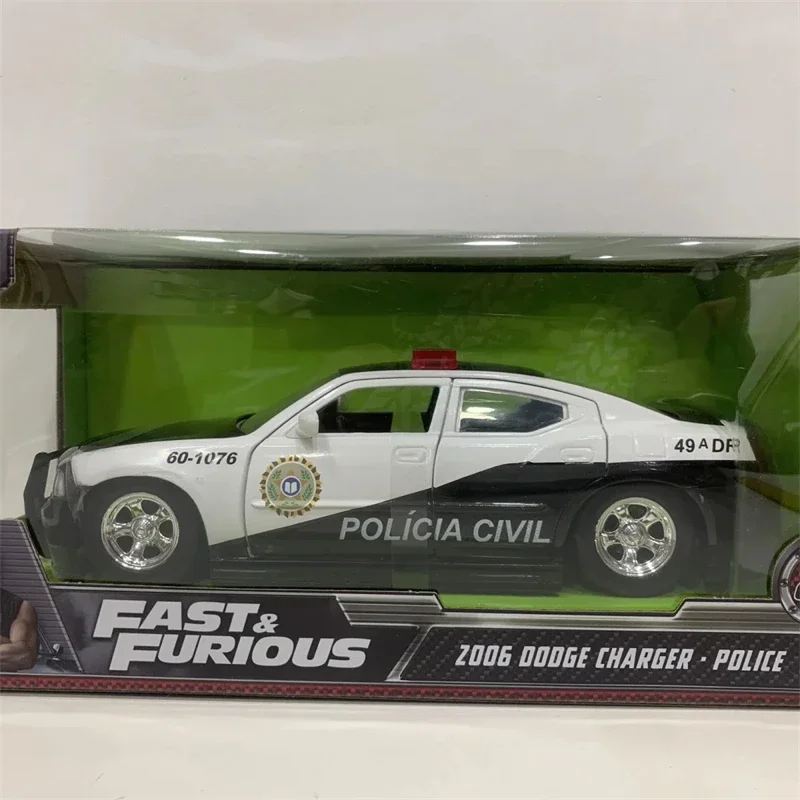 Jada1:24 2006 Dodge Charger coche de policía de alta simulación, coche fundido a presión, modelo de aleación de Metal, juguetes para niños, regalos de colección